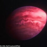 Экзопланета в космосе с яркими розовыми и красными вихрями на поверхности.