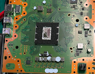 Новые консоли Sony PlayStation 5 получили обновлённое нанесение жидкого металла Новые консоли Sony PlayStation 5 получили обновлённое нанесение жидкого металла