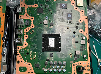 Новые консоли Sony PlayStation 5 получили обновлённое нанесение жидкого металла Новые консоли Sony PlayStation 5 получили обновлённое нанесение жидкого металла