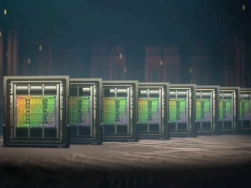 Десять компьютерных чипов на столе, освещённых загадочным светом.