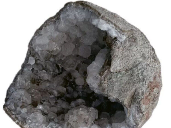 Геода с кристаллами внутри, серый камень с блестящими прозрачными кристаллами.