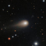 Комета C/2023 P1 Нишимура в космосе среди звезд, виден яркий хвост.