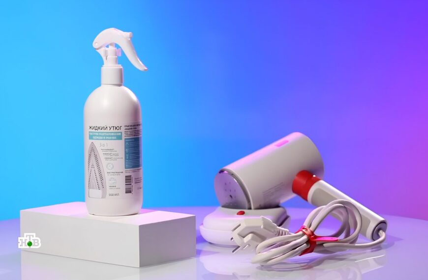 Спрей "Жидкий утюг" и отпариватель на фиолетовом фоне.