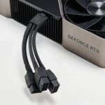 Видеокарта GeForce RTX с кабелями питания и вентилятором.