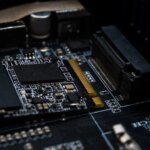 Компьютерная плата с разъемами и микросхемами, крупный план.