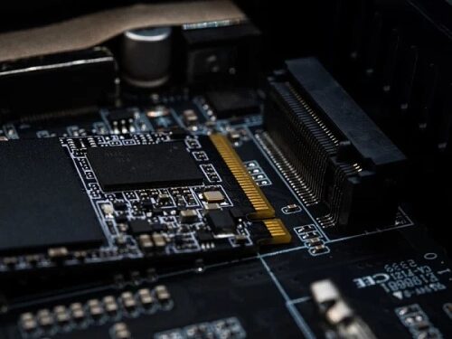 Компьютерная плата с разъемами и микросхемами, крупный план.