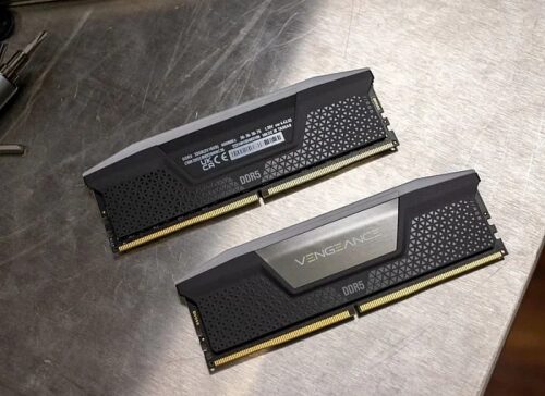 Память DDR5 Vengeance, два модуля на металлической поверхности.
