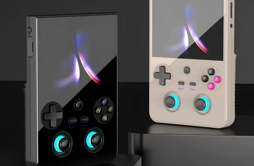 Два портативных ретро-геймпада черного и белого цветов на сером фоне.