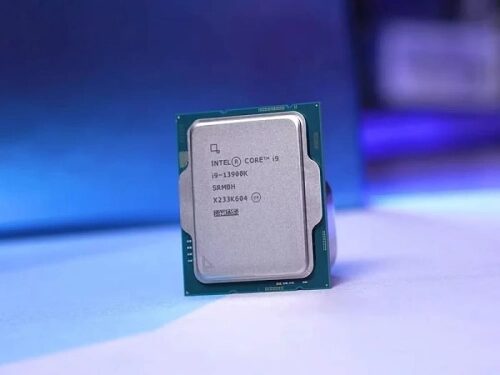 Процессор Intel Core i9-13900K на синем фоне, вид спереди.