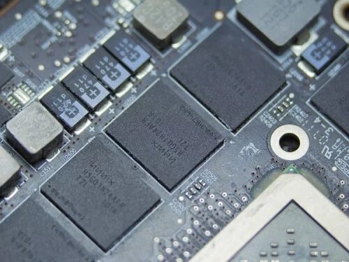 Крупный план микросхем материнской платы компьютера.