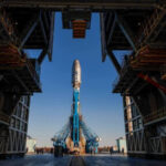 Ракета на стартовой площадке, вид снизу между конструкциями, ясное небо.