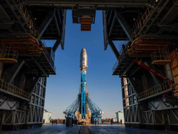 Ракета на стартовой площадке, вид снизу между конструкциями, ясное небо.