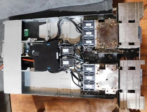 Серверное оборудование с кабелями и вентиляторами, внутренний вид на компоненты.