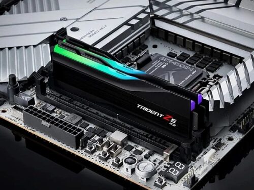 Модуль памяти Trident Z5 RGB на материнской плате вблизи.