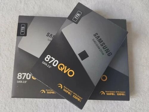Твердотельные накопители Samsung 870 QVO 1 ТБ SATA 2.5" на сером фоне.