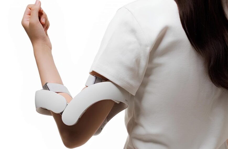 Женщина с каркасом для поддержки руки в белой футболке, вид сзади.