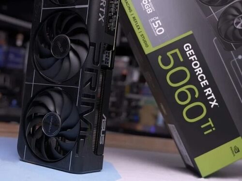 Видеокарта ASUS GeForce RTX 5060 Ti рядом с упаковкой, вид сбоку.