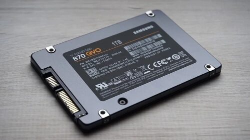 SSD накопитель Samsung 870 QVO 1TB на деревянной поверхности.