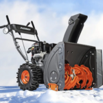 Снегоуборочная машина на зимнем фоне, готовая к работе на снегу.