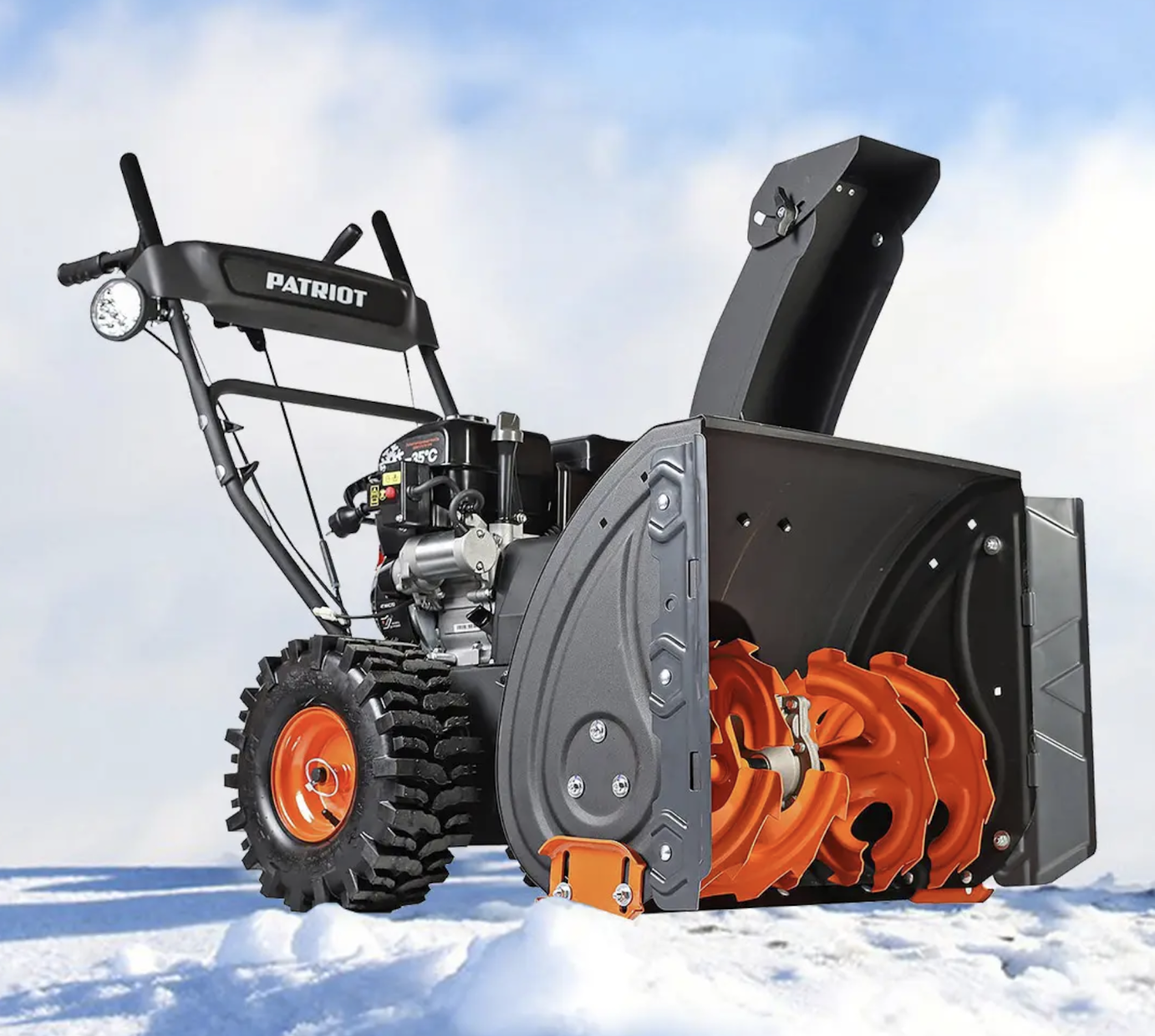 Снегоуборочная машина на зимнем фоне, готовая к работе на снегу.