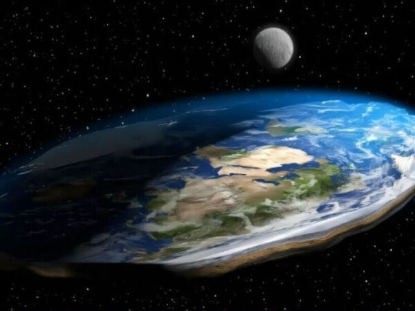 Плоская Земля в космосе с Луной на фоне звездного неба.