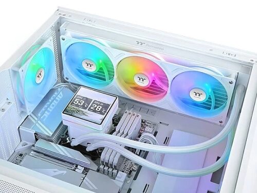 Белый компьютер с RGB-подсветкой, система жидкостного охлаждения, температура 53°С.