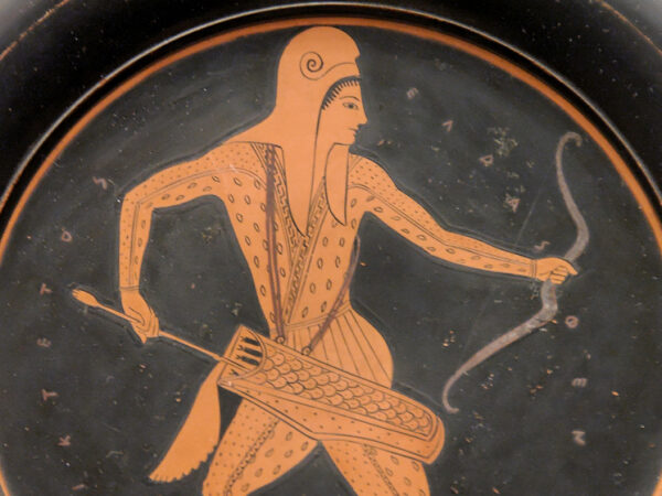 Древнегреческая керамика: лучник в шлеме держит лук и колчан.
