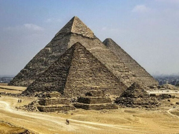 Пирамиды Гизы в Египте, древние архитектурные памятники на фоне пустыни.