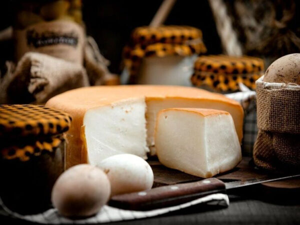 Ассортимент органических продуктов: сыр, яйца, мед в деревенском стиле.