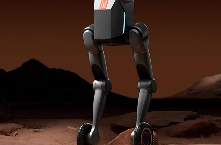 Робот с ногами на колесах в пустыне при закате.