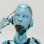 Робот с металлическими элементами, прикладывает руку к уху, серый фон.