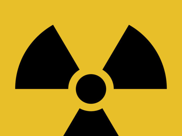Знак радиации на желтом фоне, символизирующий опасность и предупреждение.