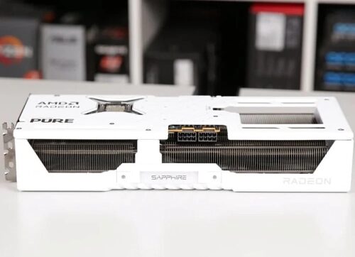 Белая видеокарта AMD Radeon Sapphire PURE на белом фоне.