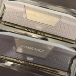 Модули оперативной памяти DDR5 Vengeance в упаковке, вид сверху.