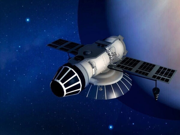 Космический спутник на орбите планеты в глубоком космосе.