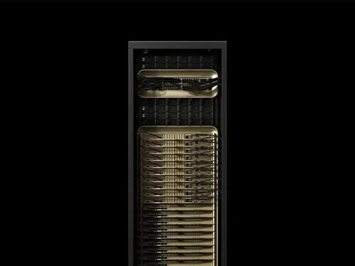 Серверное оборудование с сетевыми компонентами, вид спереди, темный фон.