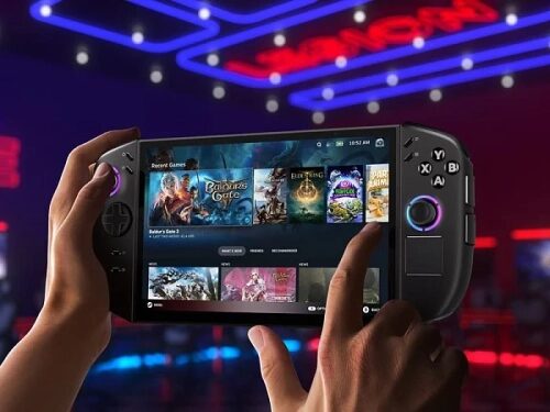 Ручная игровая консоль в руках, меню с популярными играми на экране.