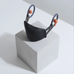 Современная черная маска на сером кубе, стильный дизайн.