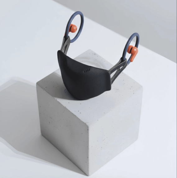 Современная черная маска на сером кубе, стильный дизайн.