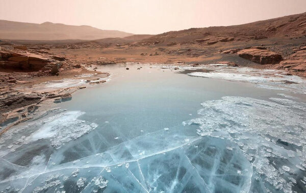 Марсианский пейзаж с замерзшим озером и горными склонами на фоне красного неба.
