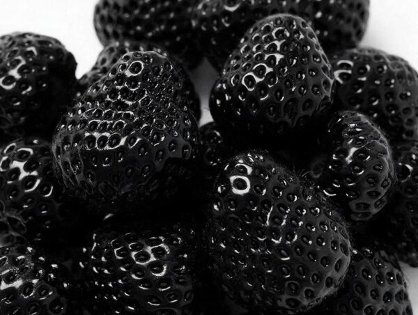 Чёрная клубника на белом фоне, редкий вид ягод для декора и десертов.