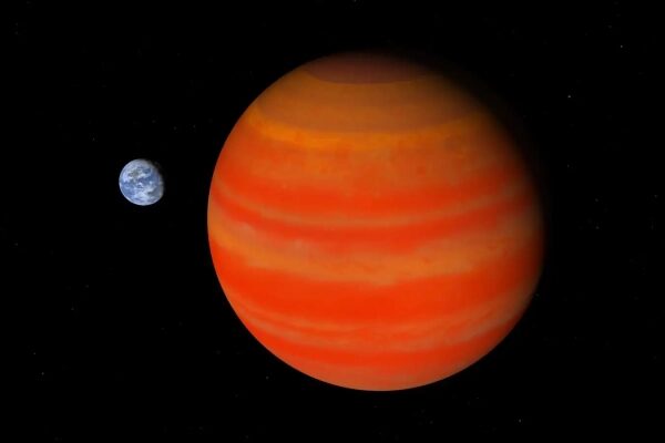 Земля рядом с огромной оранжевой планетой в космосе на черном фоне.