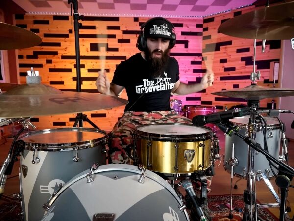 Хорхе Гарридо играет на барабанах