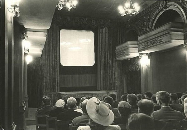 Зал кинотеатра «Стереокино», открытого в Москве в 1947 году  Источник: stan-1.ru 