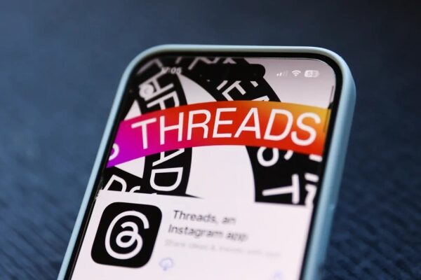 Смартфон с приложением Threads от Instagram на экране, крупный план.