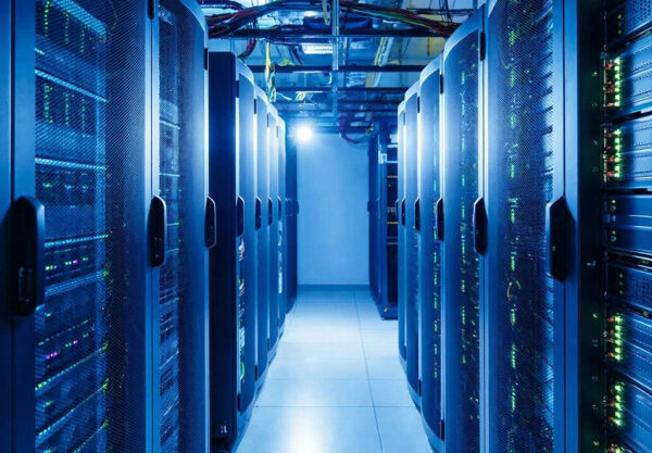 Ряд серверных стоек в дата-центре с голубым освещением, вид в перспективе.