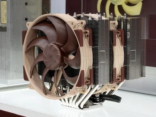 Компьютерный кулер с радиатором и вентилятором для эффективного охлаждения процессора.