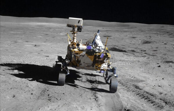 Электростатическое напряжение ограничит скорость передвижения на Луне, выяснили ученые 1 Лунный ровёр на поверхности Луны, исследующий ландшафт.