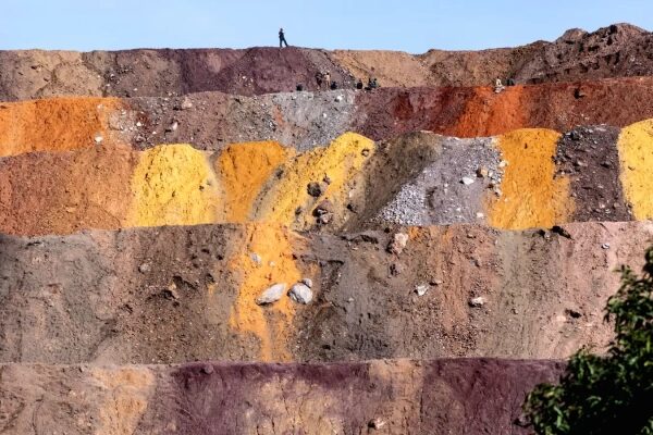 В деревне Тшабула жители ищут кобальт и медь в отходах обогащения, сбрасываемых грузовиками китайской компании Commus, которая добывает полезные ископаемые на одном из крупнейших в городе карьеров.