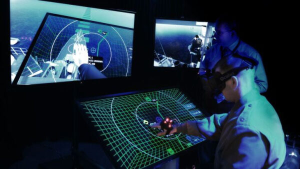 Виртуальная реальность: человек в шлеме VR управляет цифровым интерфейсом с экраном радара.